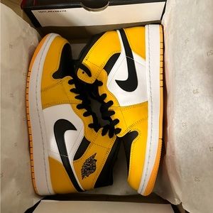 554724 701 women’s Air Jordan 1 Mid taxi/black